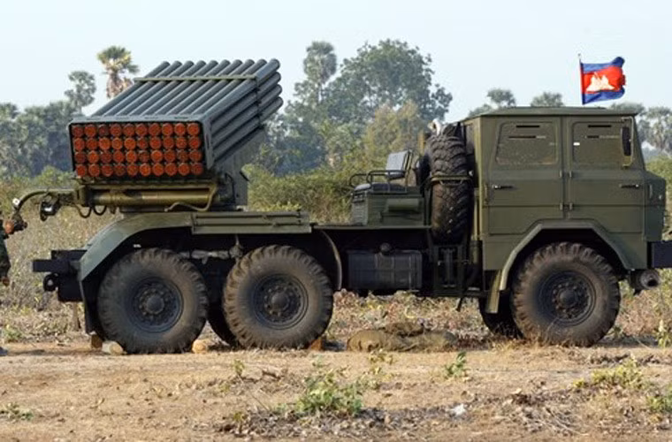 Có thể nói, trang bị vũ khí chủ lực của Quân đội Hoàng gia Campuchia hiện tại có số lượng lớn xuất xứ từ Trung Quốc (nguồn viện trợ hoặc mua theo tín dụng). Ảnh: pháo phản lực Type 81 122mm do Trung Quốc sản xuất được Quân đội Campuchia sử dụng trong một cuộc tập trận bắn đạn thật lớn.