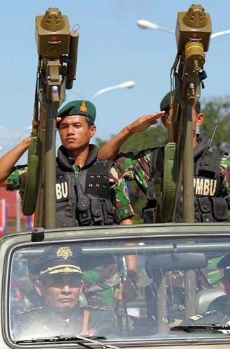 Ngoài Type 74, trước đó Quân đội Campuchia đã nhận được số lượng nhỏ các tên lửa vác vai FN-6 cũng do Trung Quốc sản xuất. FN-6 có thể diệt mục tiêu ở cự ly xa đến 6km, độ cao 3,5km. FN-6 lắp đầu tự dẫn hồng ngoại kỹ thuật số với khả năng vượt qua biện pháp che chắn hồng ngoại, mồi bẫy pháo sáng.