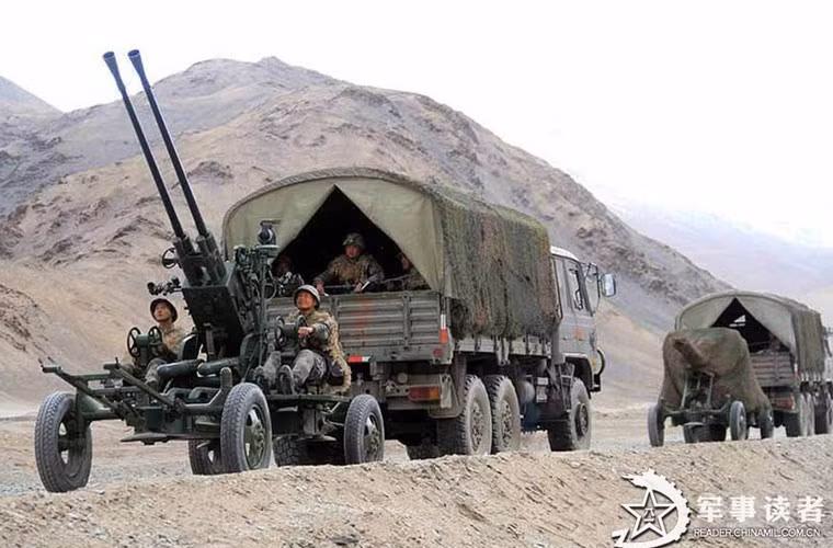 Type 74 được trang bị hai nòng pháo 37mm đạt tốc độ bắn tới 160-170 phát/phút, tầm bắn với mục tiêu mặt đất là 9,5km, mục tiêu trên không là 6,7km.