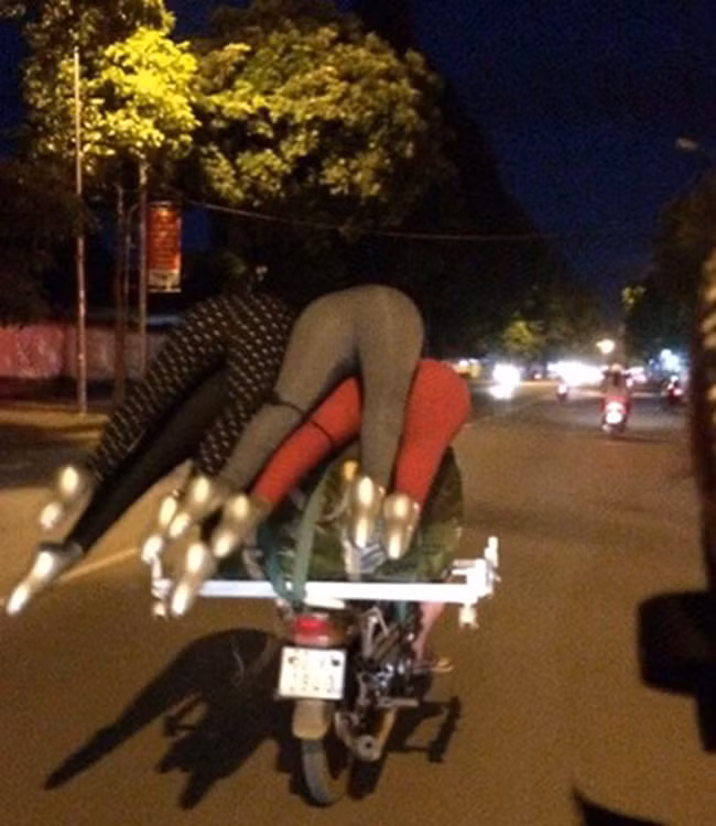 Ma-nơ-canh chân dài dạo phố.