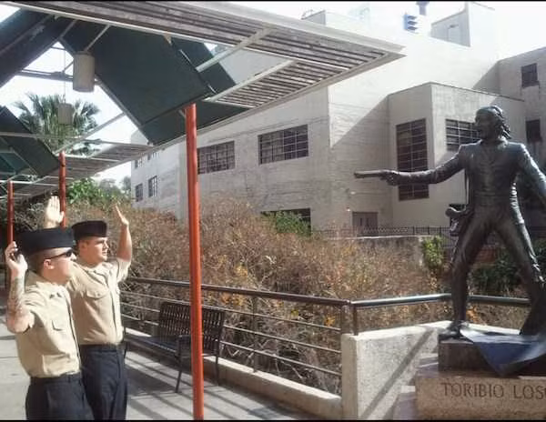 Chúng em xin hàng!