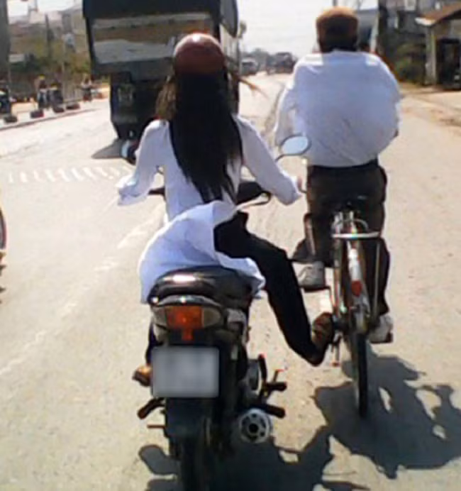 Để cháu đẩy xe giúp bác.