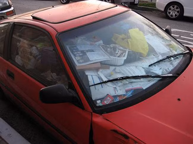 Ô tô biến thành thùng đựng rác.