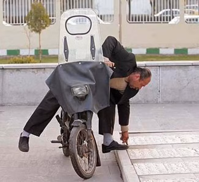 Dựng xe làm gì cho mất công.