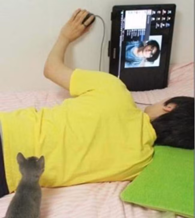 Nằm thế này xem cho đỡ mệt.