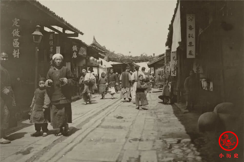 Người dân đi lại trên đường phố Thành Đô.