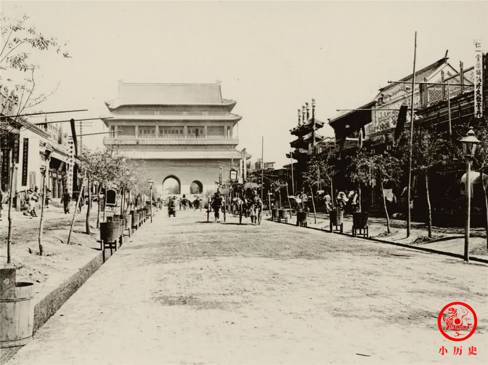 Tháp Trống ở Bắc Kinh. Tháp Trống được xây dựng vào năm 1272 dưới triều Vua Kublai Khan nhà Nguyên. Tháp này được dùng để báo giờ trong suốt triều đại nhà Nguyên, Minh và Thanh.