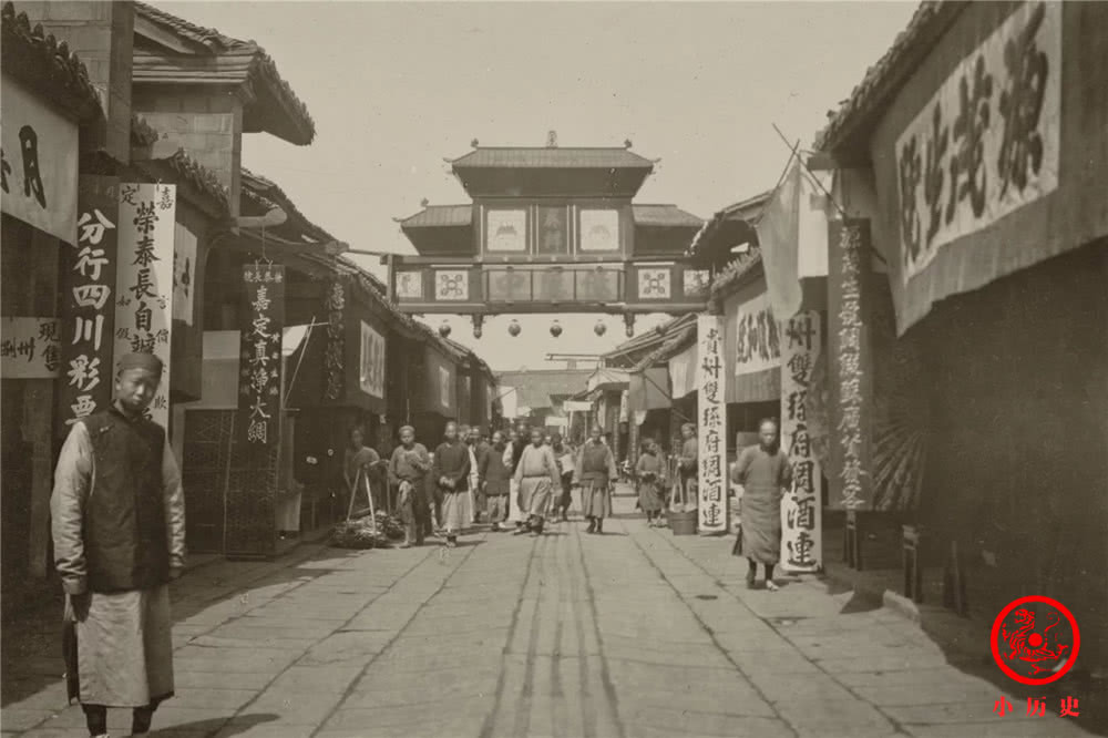 Con phố buôn bán đông đúc ở Thành Đô, thậm chí còn có một biển hiệu của cửa hàng bán xổ số ở bên trái.