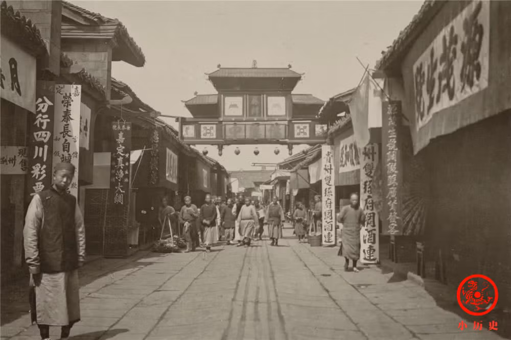 Con phố buôn bán đông đúc ở Thành Đô, thậm chí còn có một biển hiệu của cửa hàng bán xổ số ở bên trái.