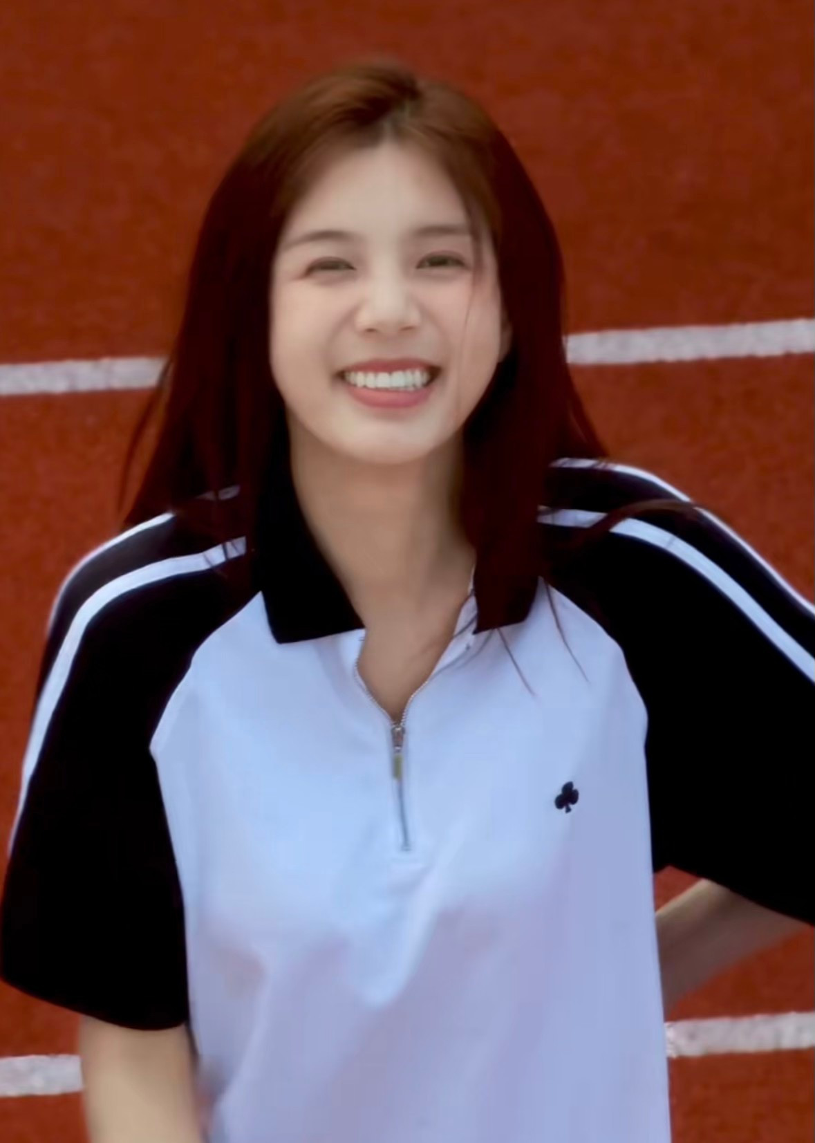 Người khác lại cho rằng cô gái này vừa có nét đẹp của một số mỹ nhân Hong Kong thập niên 90.