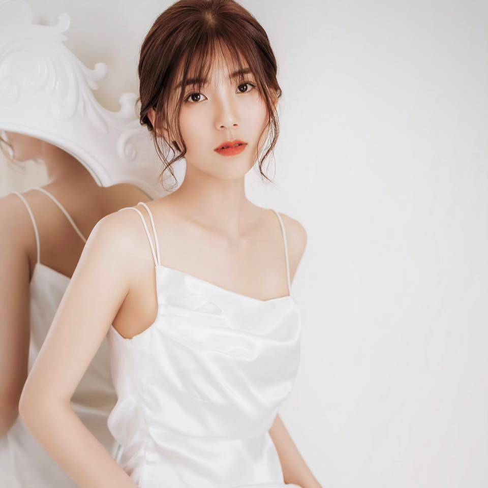 Trước khi có nhan sắc rạng ngời như hiện tại, Huệ Vui từng không mấy tự tin vì chiếc răng khểnh của mình. Sau khi niềng răng, cô nàng tự tin, rạng rỡ hơn khi lên hình.