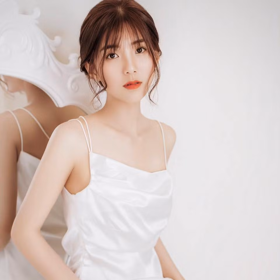 Trước khi có nhan sắc rạng ngời như hiện tại, Huệ Vui từng không mấy tự tin vì chiếc răng khểnh của mình. Sau khi niềng răng, cô nàng tự tin, rạng rỡ hơn khi lên hình.