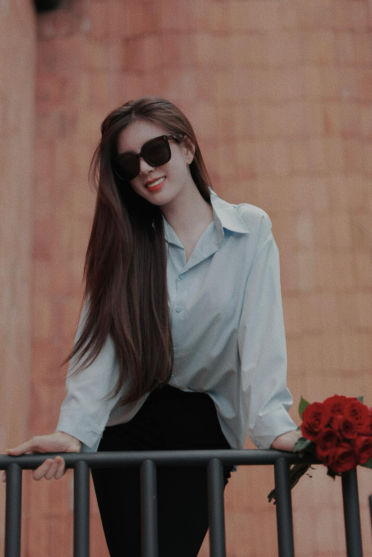 Cô nàng sở hữu một đôi mắt hơi buồn nhưng tính cách lúc nào cũng vui vẻ, nhiều năng lượng, đúng như cách ba mẹ đặt tên cho con gái.