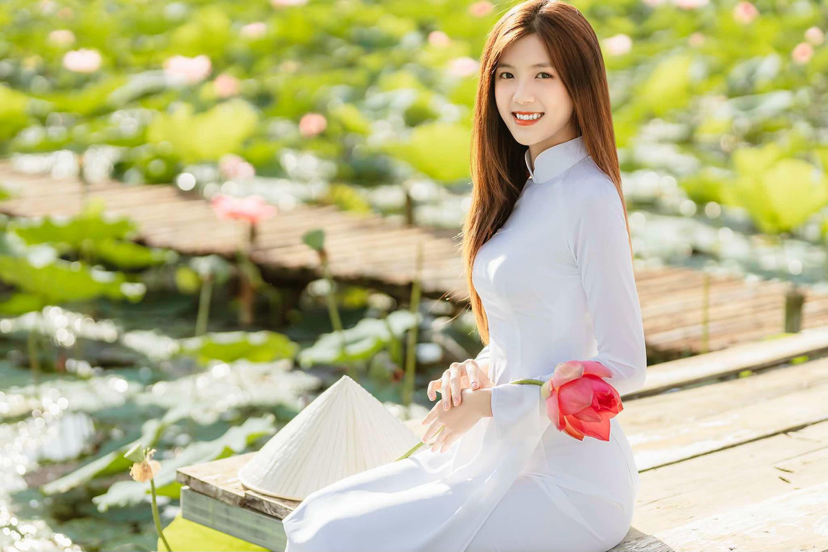 Ngay lập tức danh tính của "nàng thơ" này khiến nhiều người vô cùng tò mò. Nữ chính trong đoạn video nói trên là Đoàn Huệ Vui, sinh năm 1998, hiện đang kinh doanh tiệm váy cưới ở Đà Lạt.