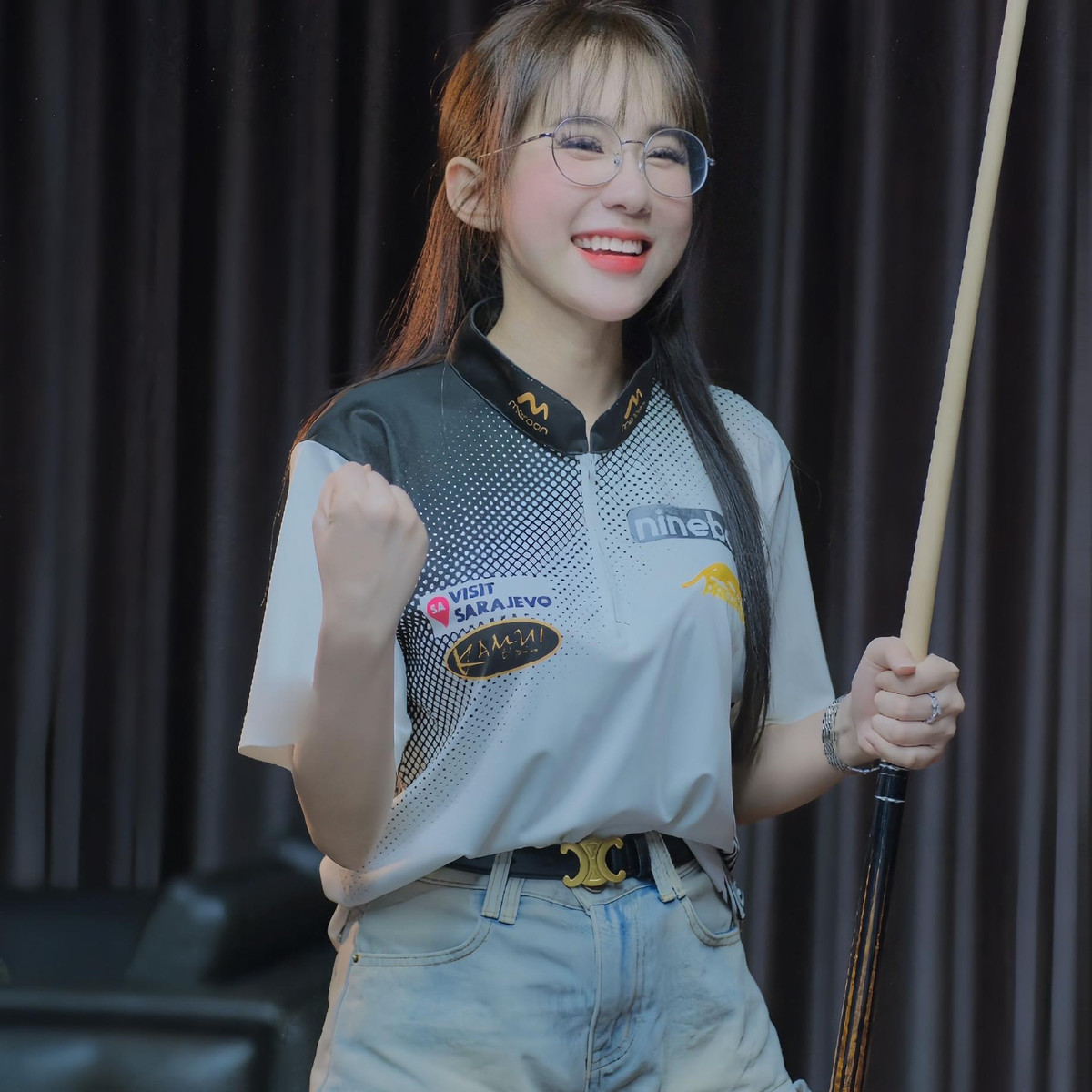 Cô nàng xinh đẹp cuốn hút dân mạng bởi sự nữ tính, kiêu kỳ, nước da trắng sáng.