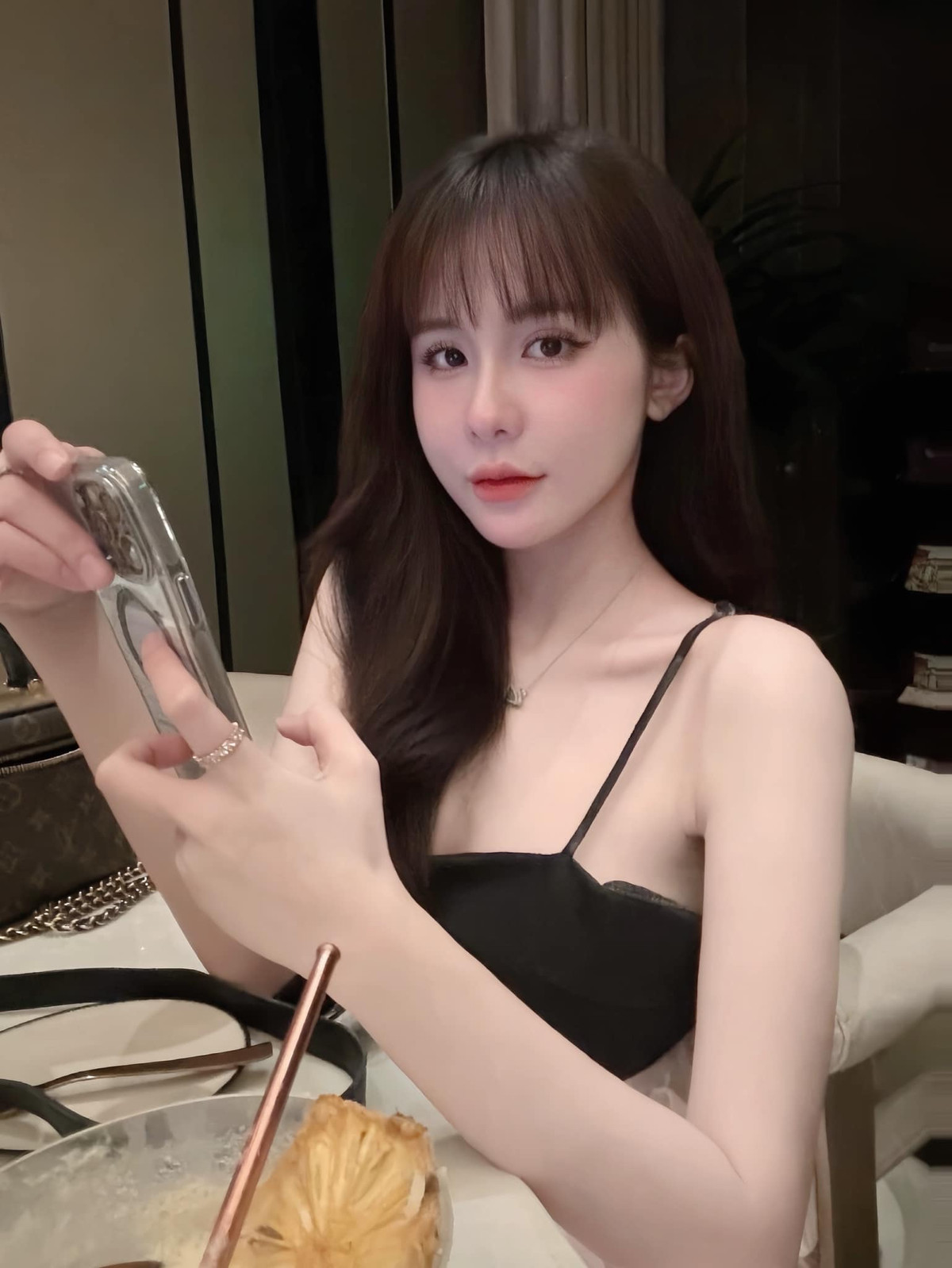 Dù là diện đồ cá tính, ngọt ngào hay sexy, quyến rũ, cô nàng đều chinh phục ánh nhìn người đối diện trong giây lát.