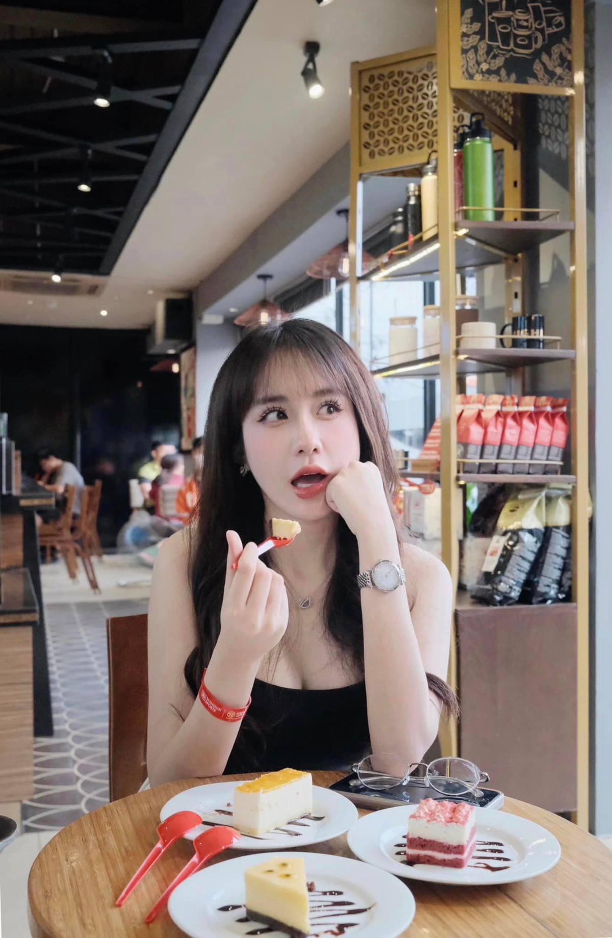 Nhờ sở hữu khuôn mặt xinh đẹp, thân hình nóng bỏng và gu thời trang sành điệu nên mỹ nhân 23 tuổi luôn thu hút mọi ánh nhìn. (Ảnh: FBNV)