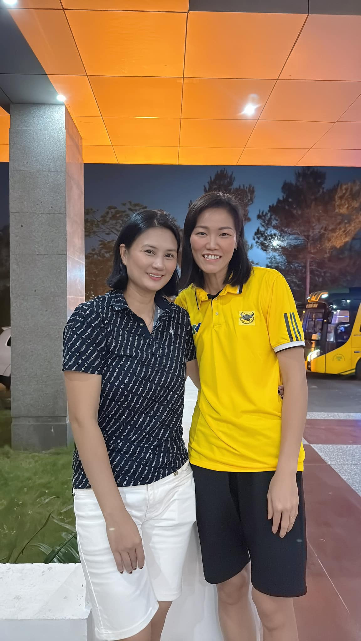 Hình ảnh 2 huyền thoại bóng chuyền Việt Nam và Kim Huệ được đăng tải gần đây. Có thể thấy ngoại hình của cả 2 đã mặn mà hơn theo thời gian, tuy nhiên những gì mà họ cống hiến cho nền thể thao nước nhà nói chung và bóng chuyền nói riêng vẫn khiến người hâm mộ vô cùng khâm phục.