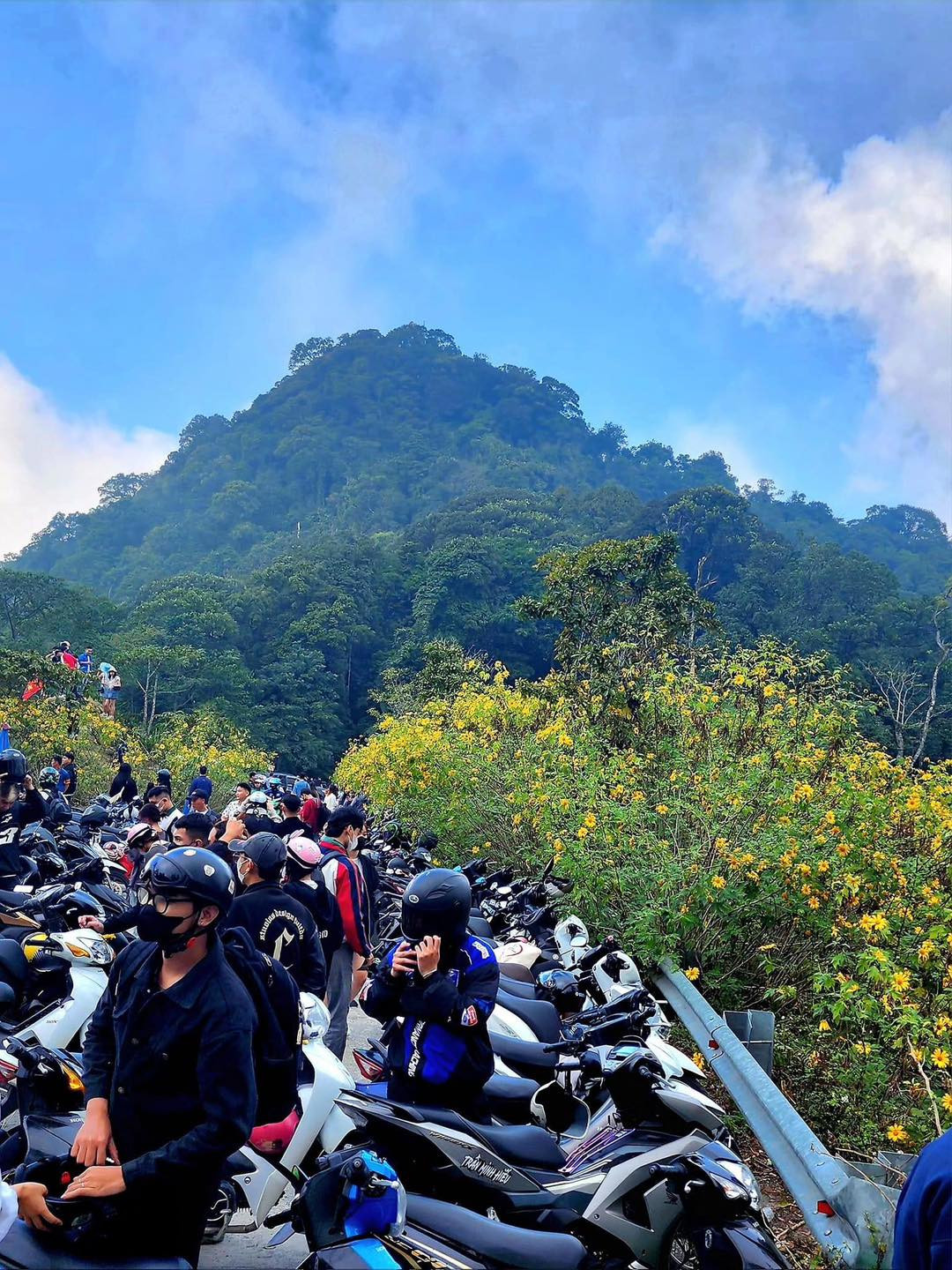 Nhiều người đã thức dậy, đi từ sớm, vừa để săn mây, vừa để ngắm hoa.