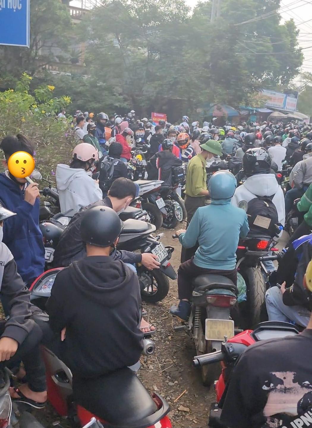 Chính vậy con đường đấn đến các vạt núi và cung đường dẫn lên Vườn quốc gia Ba Vì sáng nay "thất thủ" bởi quá đông xe cộ.