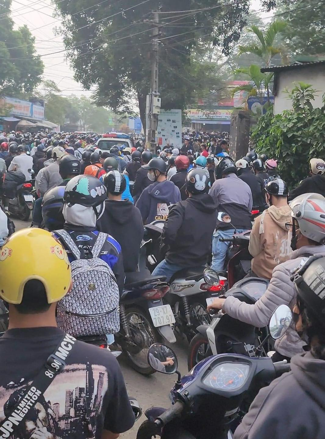 Con đường trung tâm chật kín người, chủ yếu là các bạn trẻ đi xe máy.