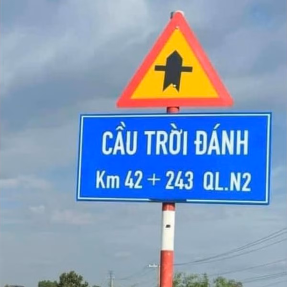 "Ý là muốn độ kiếp thì đứng trên cầu này hả ?", "Ai bất hiếu thì lội sông" - netizem bình luận hài hước dưới phần bình luận.