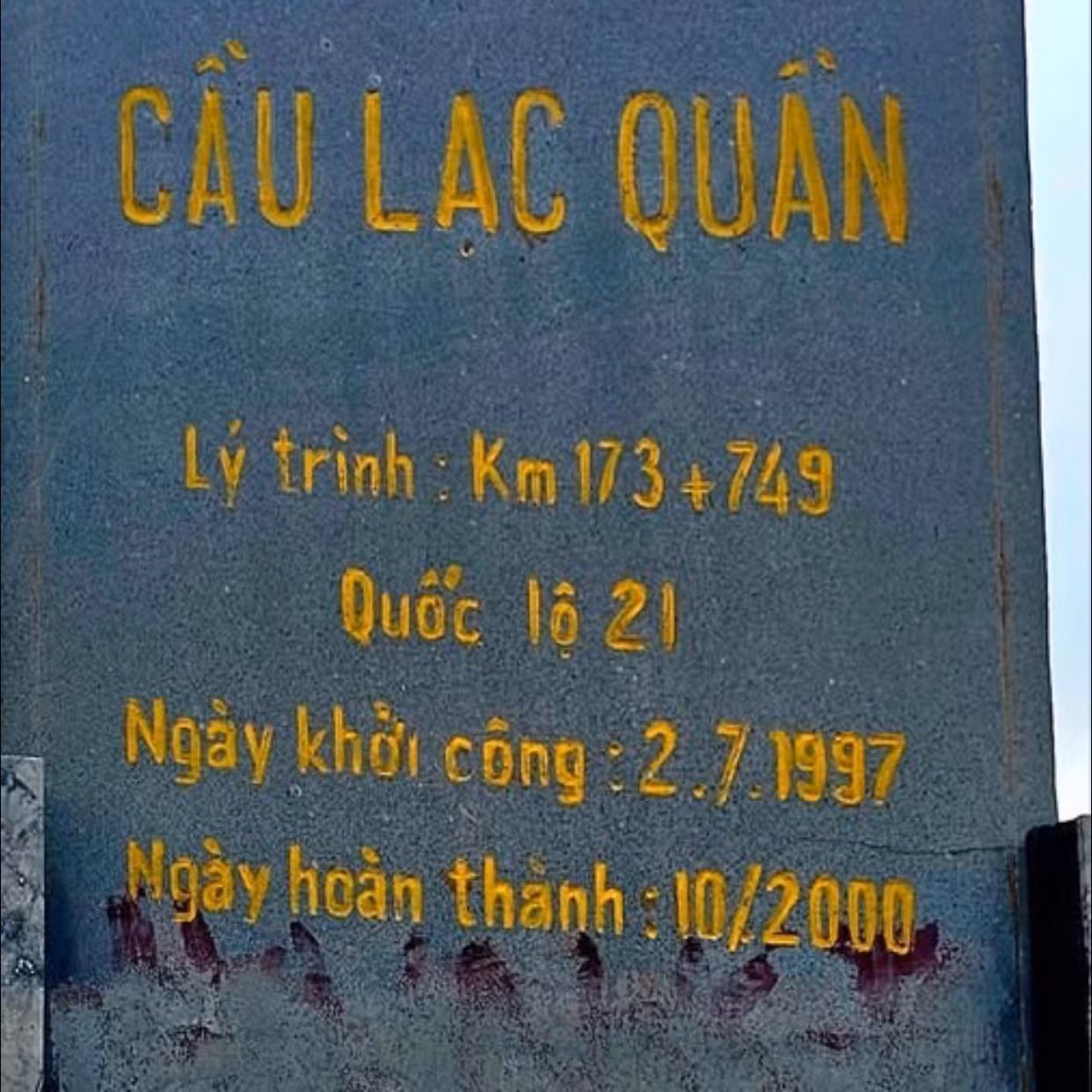 Nhiều người băn khoăn liệu có phải tên đúng là Lạc Quan nhưng người thợ khi làm đã bất cẩn thêm dấu hay không.