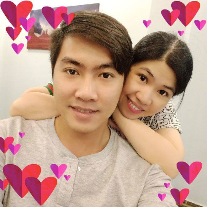 Chuyện tình lệch nhau đến 8 tuổi từng khiến gia đình 2 bên cấm cản. Không chỉ vậy, câu chuyện tình yêu cô trò lệch tuổi còn nhận phải rất nhiều lời bàn tán xung quanh. Đã có lúc cặp đôi đứng trên bờ vực tan vỡ.