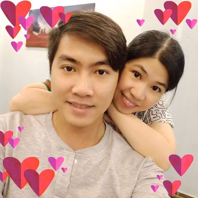 Chuyện tình lệch nhau đến 8 tuổi từng khiến gia đình 2 bên cấm cản. Không chỉ vậy, câu chuyện tình yêu cô trò lệch tuổi còn nhận phải rất nhiều lời bàn tán xung quanh. Đã có lúc cặp đôi đứng trên bờ vực tan vỡ.