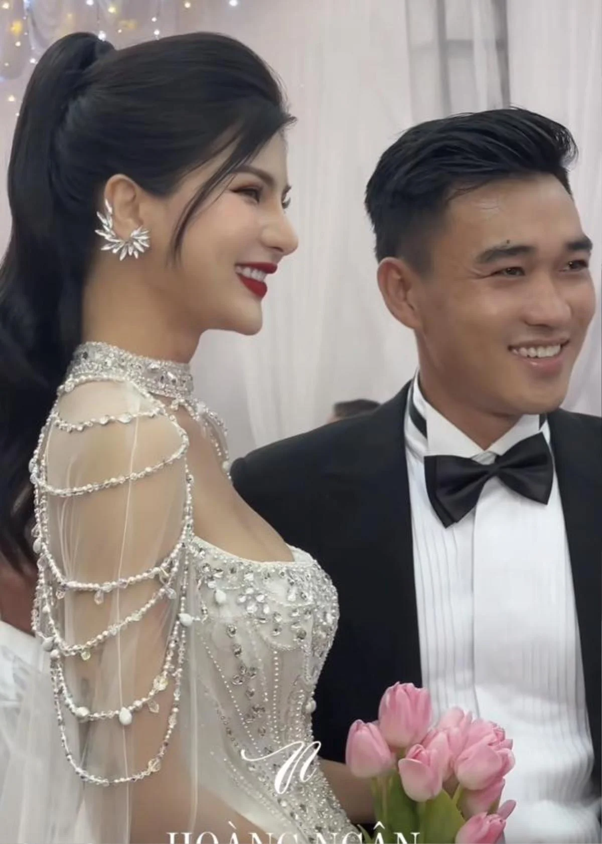 Theo chia sẻ từ người đăng tải những hình ảnh được biết, để đầu tư cho đám cưới, cô dâu cũng chuẩn bị nhiều bộ váy cưới cầu kỳ, có giá trị được ước tính khoảng 200 triệu đồng.