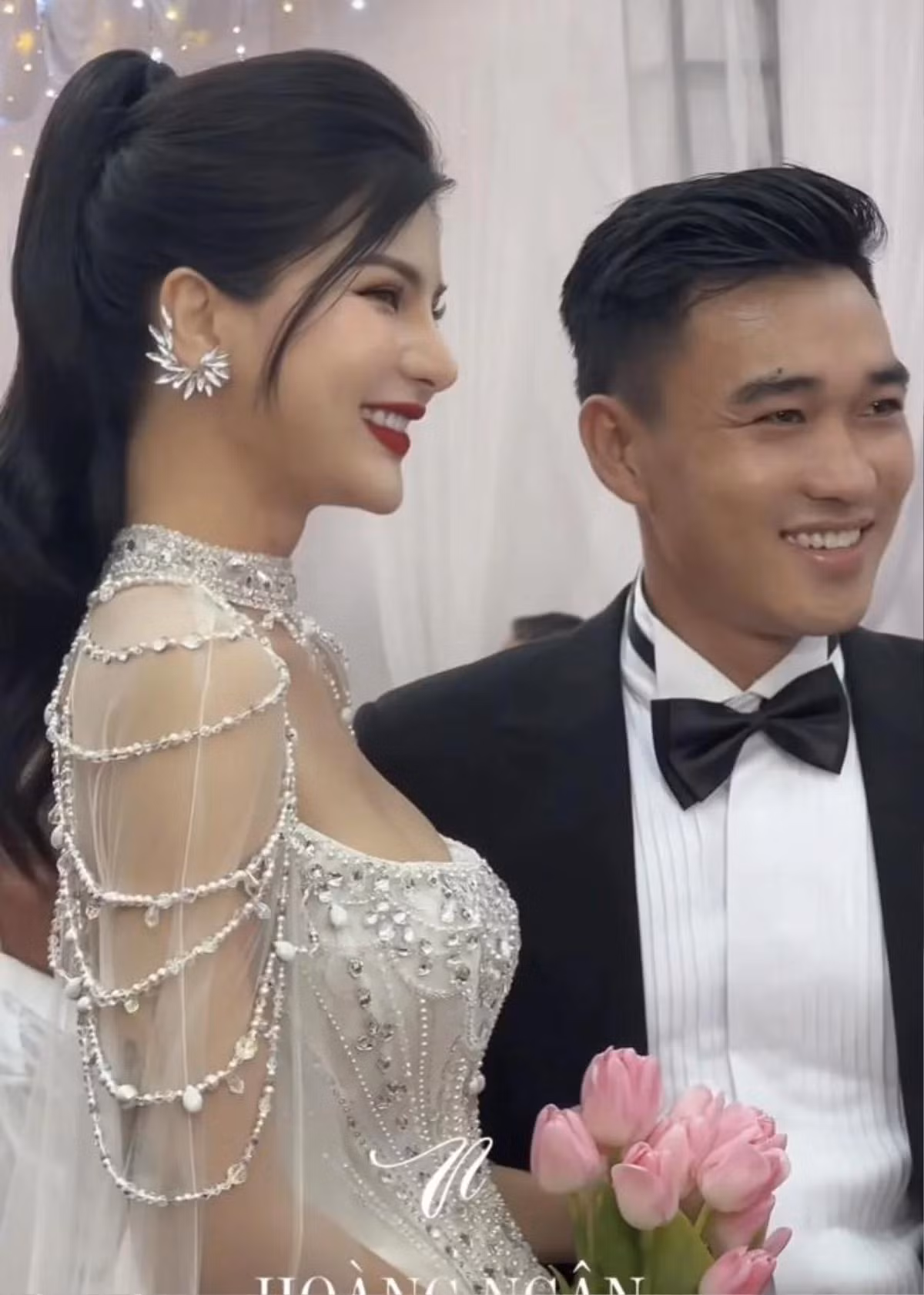 Theo chia sẻ từ người đăng tải những hình ảnh được biết, để đầu tư cho đám cưới, cô dâu cũng chuẩn bị nhiều bộ váy cưới cầu kỳ, có giá trị được ước tính khoảng 200 triệu đồng.