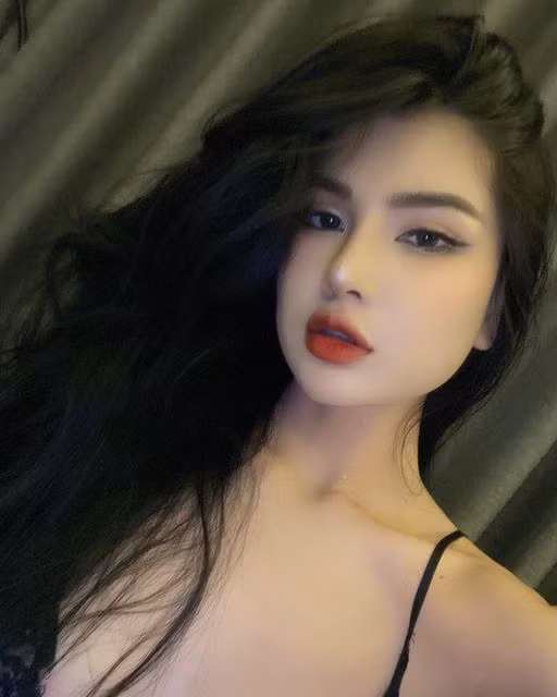 Cô nàng hiện có cuộc sống bình yên bên gia đình nhỏ cùng con gái.