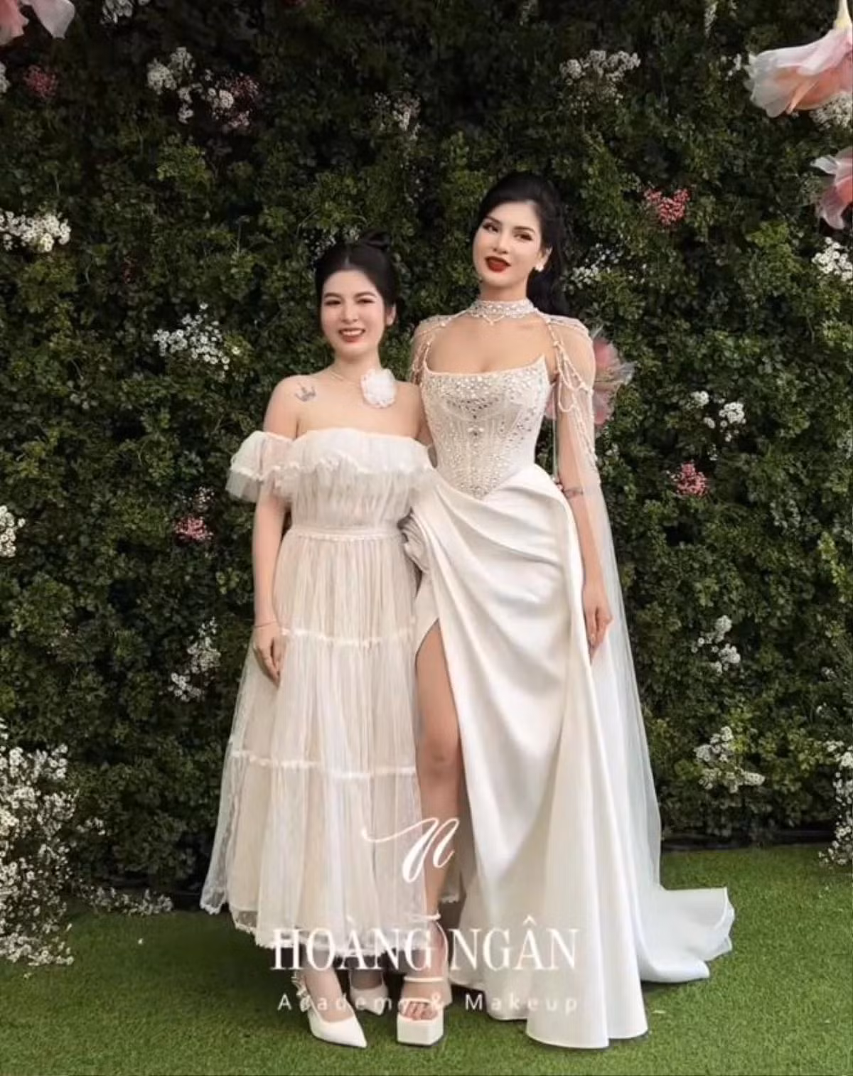 Theo chia sẻ, cô dâu Biện Di và chồng đã làm lễ đính hôn từ năm 2021 và có một con con gái, đến thời điểm hiện tại mới quyết định tổ chức hôn lễ.