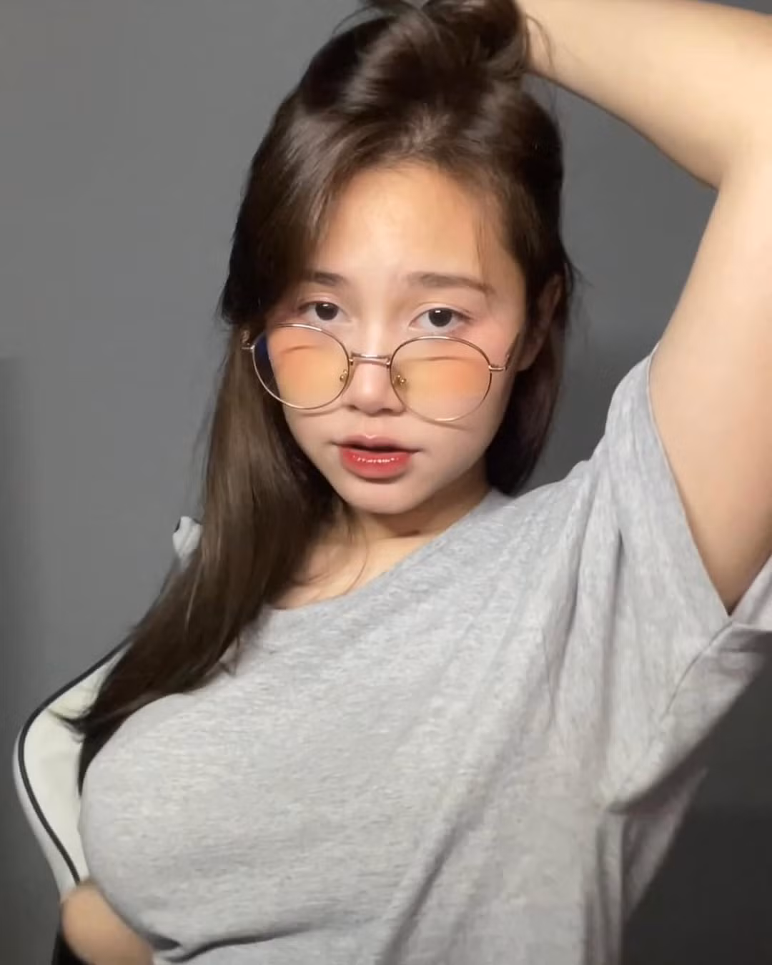 Trang phục đời thường của nàng hot girl theo phong cách nữ tính, nhẹ nhàng.