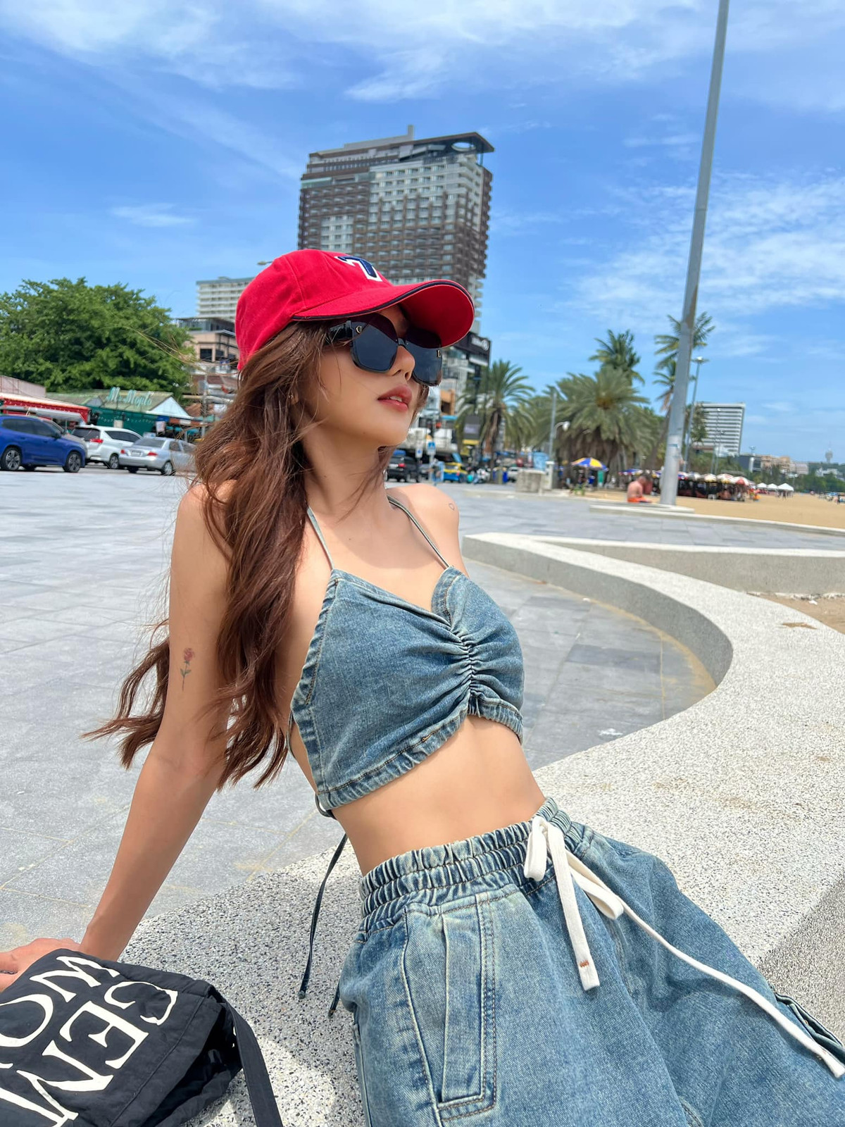 Không ít lần, cô nàng đăng tải loạt ảnh bikini nóng bỏng, hay những thiết kế có phần cắt xẻ táo bạo, khoe trọn vóc dáng lôi cuốn.