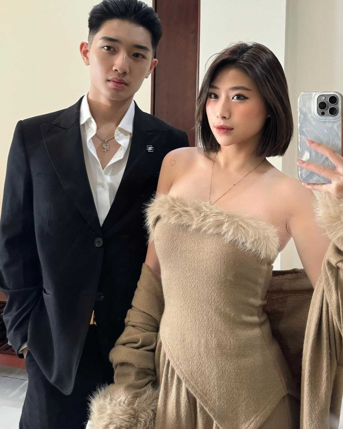 Cô nàng vẫn xuất hiện với outfit sang chảnh, trong khi đó bạn trai diện set vest lịch lãm.