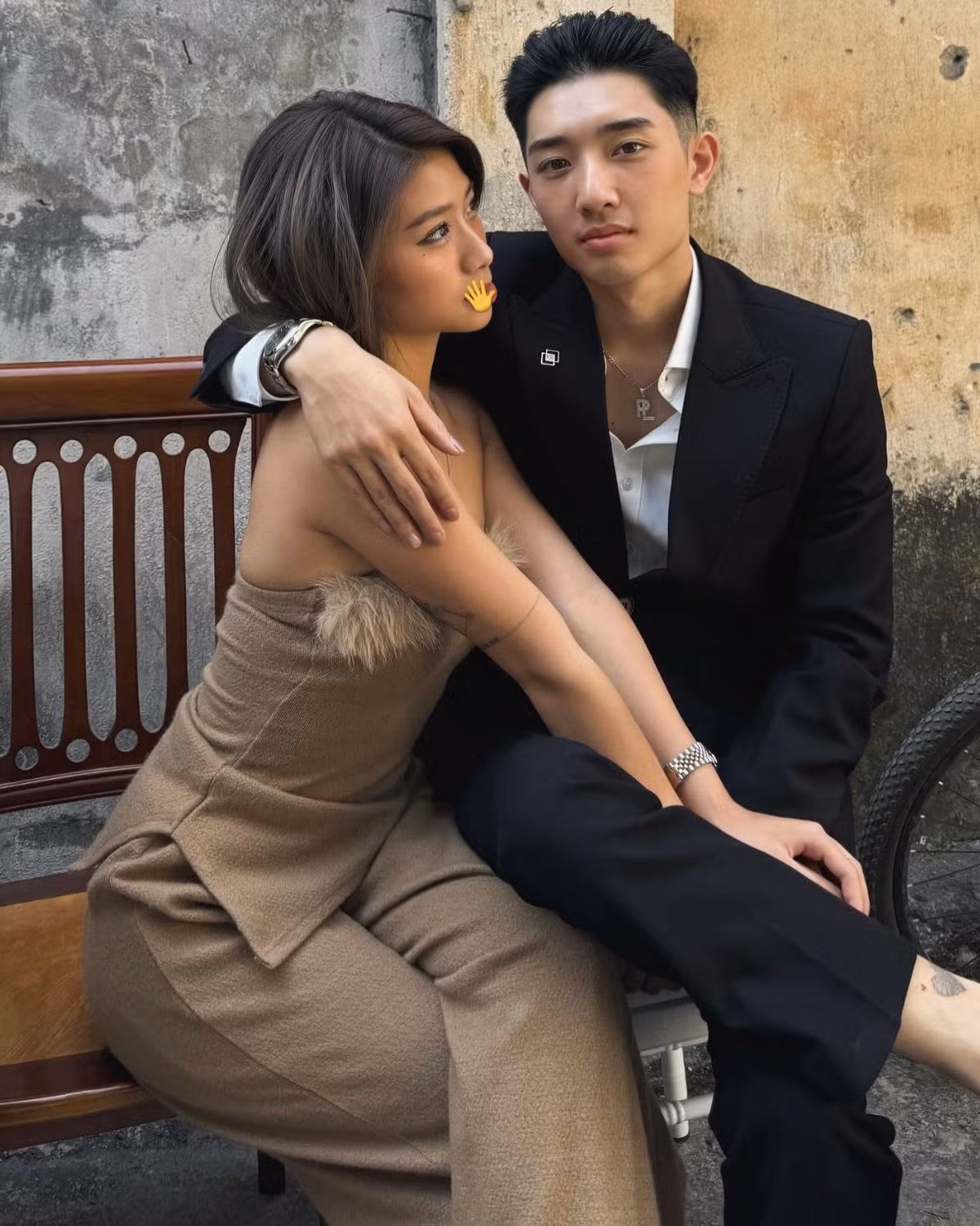 Tuy nhiên, trong bài đăng này Louis Phạm phải giới hạn bình luận. Bởi trước đó, mỗi bài đăng cô để công khai bình luận đều nhận về những chỉ trích từ cộng đồng mạng.