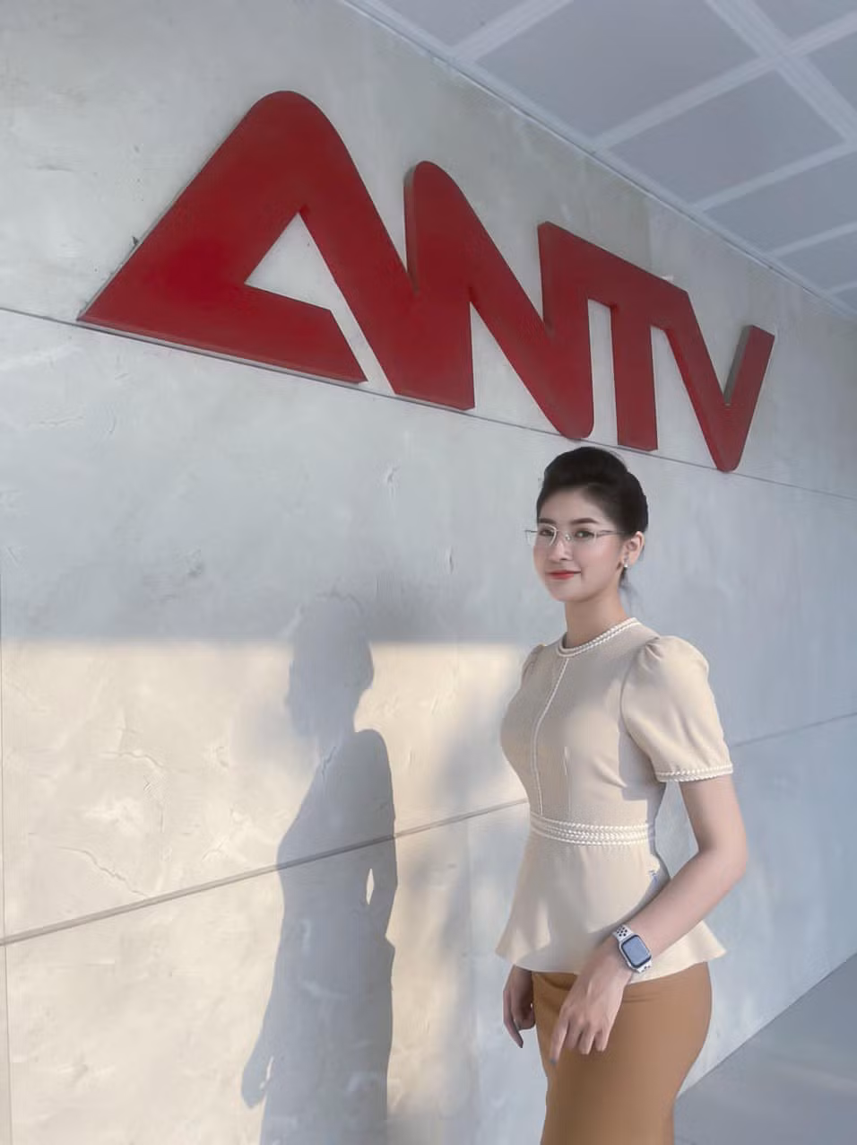 Không chỉ rất giỏi trong kinh doanh, Thu Uyên còn chứng minh sự đa tài của mình trong nhiều lĩnh vực khi lấn sân làm BTV-MC cho Đài Truyền hình CAND.