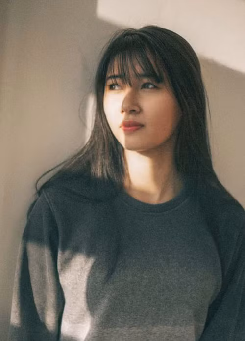 Cô gái đồng loạt khiến các chàng trai phát sốt trong tấm hình đó chính là Phạm Hoàng Thu Uyên sinh năm 1997 tại Hải Phòng.