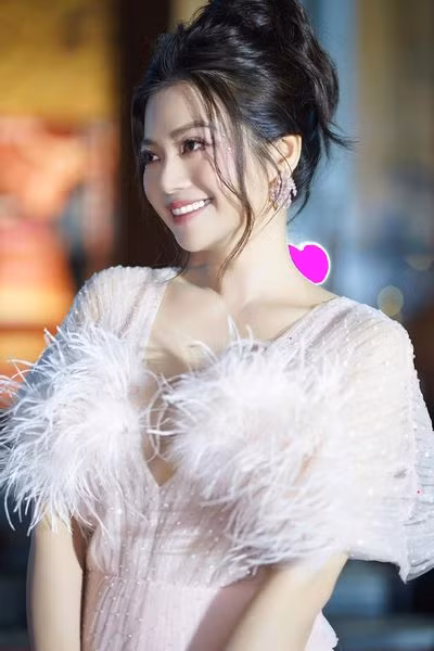 Kiều Anh sinh năm 1981, sau hơn 20 năm gắn bó với điện ảnh đã được nhiều thành tựu nhất định, cô hiện tại đã được phong là NSUT