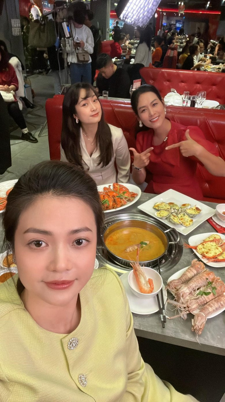 Trong một lần khác, cô hội ngộ Thương và Nguyệt của "Phía trước là bầu trời", Kiều Anh vẫn được khen nhan sắc bền bỉ với thời gian.