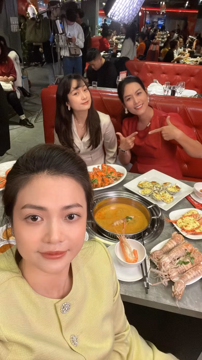 Trong một lần khác, cô hội ngộ Thương và Nguyệt của "Phía trước là bầu trời", Kiều Anh vẫn được khen nhan sắc bền bỉ với thời gian.