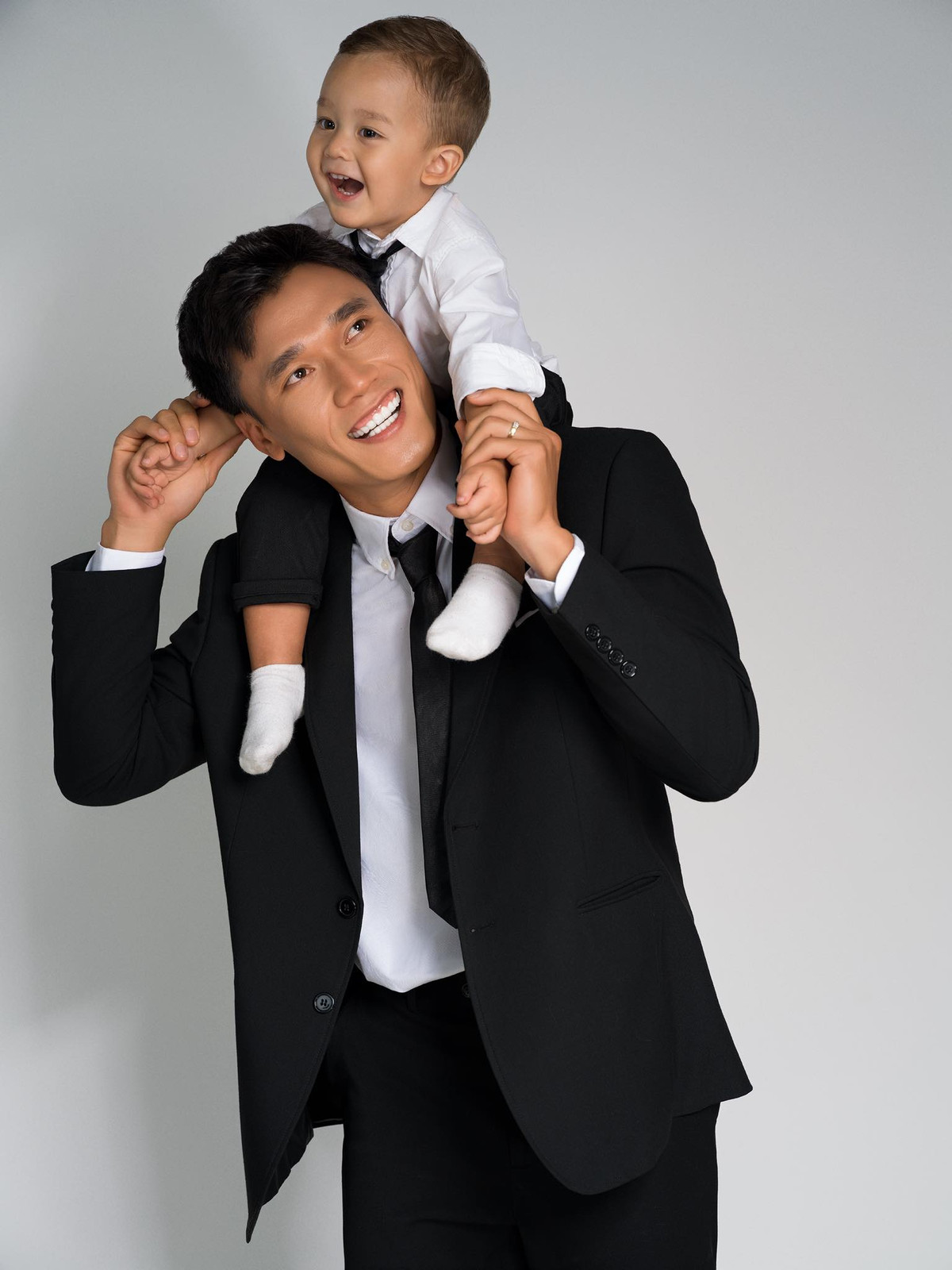 Danil sở hữu vẻ ngoài lai Tây của mẹ, cùng những đặc điểm châu Á của bố cực kỳ bảnh bao.