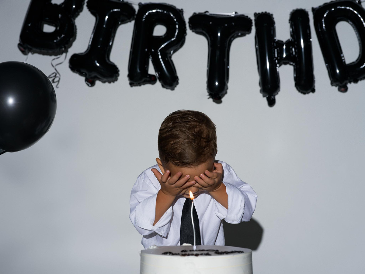 Cậu bé không hề tỏ ra ngại ngùng với ống kính mà rất hợp tác tạo dáng.