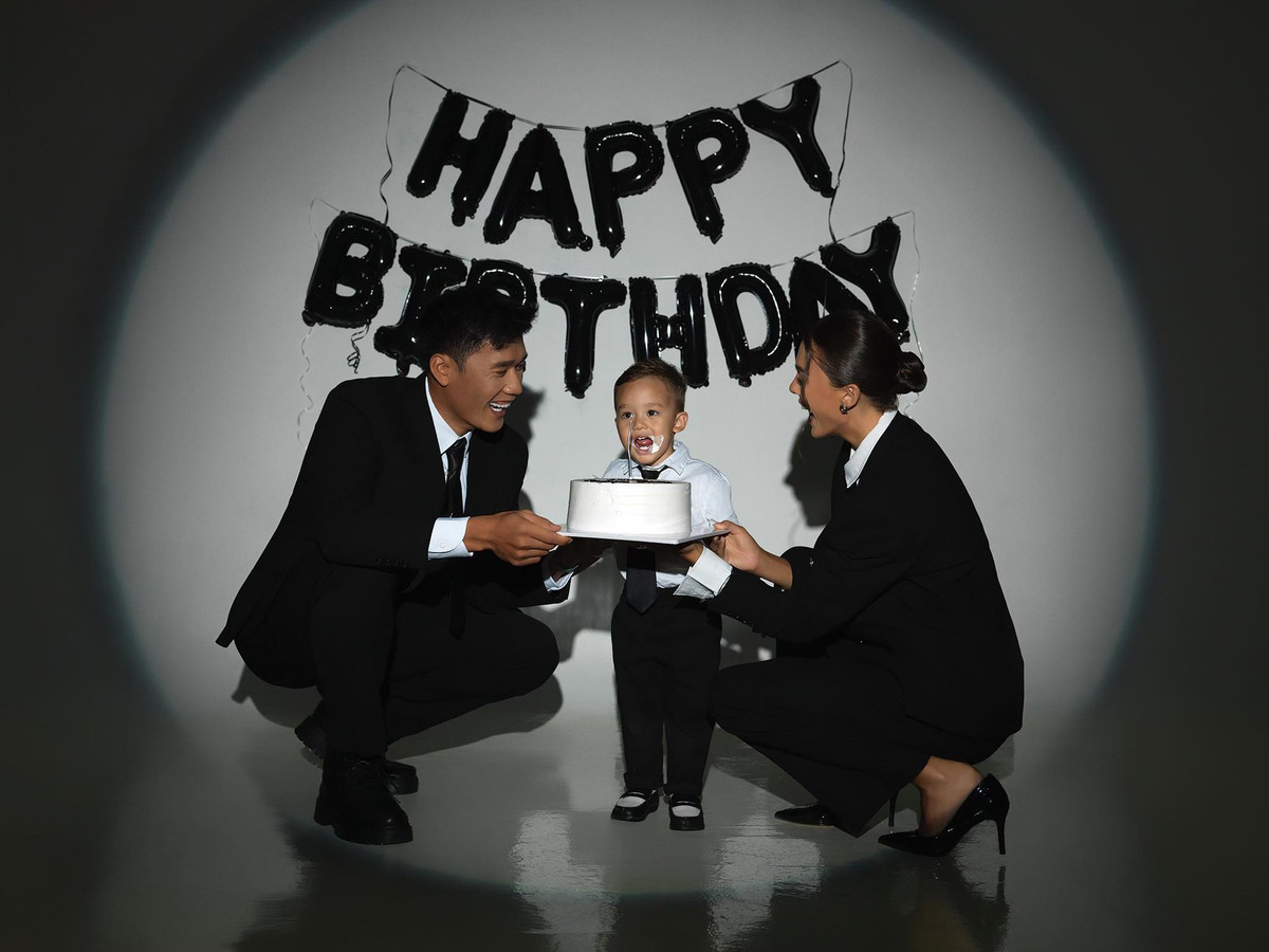 Trong những bức ảnh bình thường được bố mẹ đăng tải, Danil trông ngộ nghĩnh, nghịch ngợm. Vậy nên khi nhìn thấy cậu bé trong tạo hình "cool ngầu" này, nhiều người cảm thấy vô cùng thích thú.