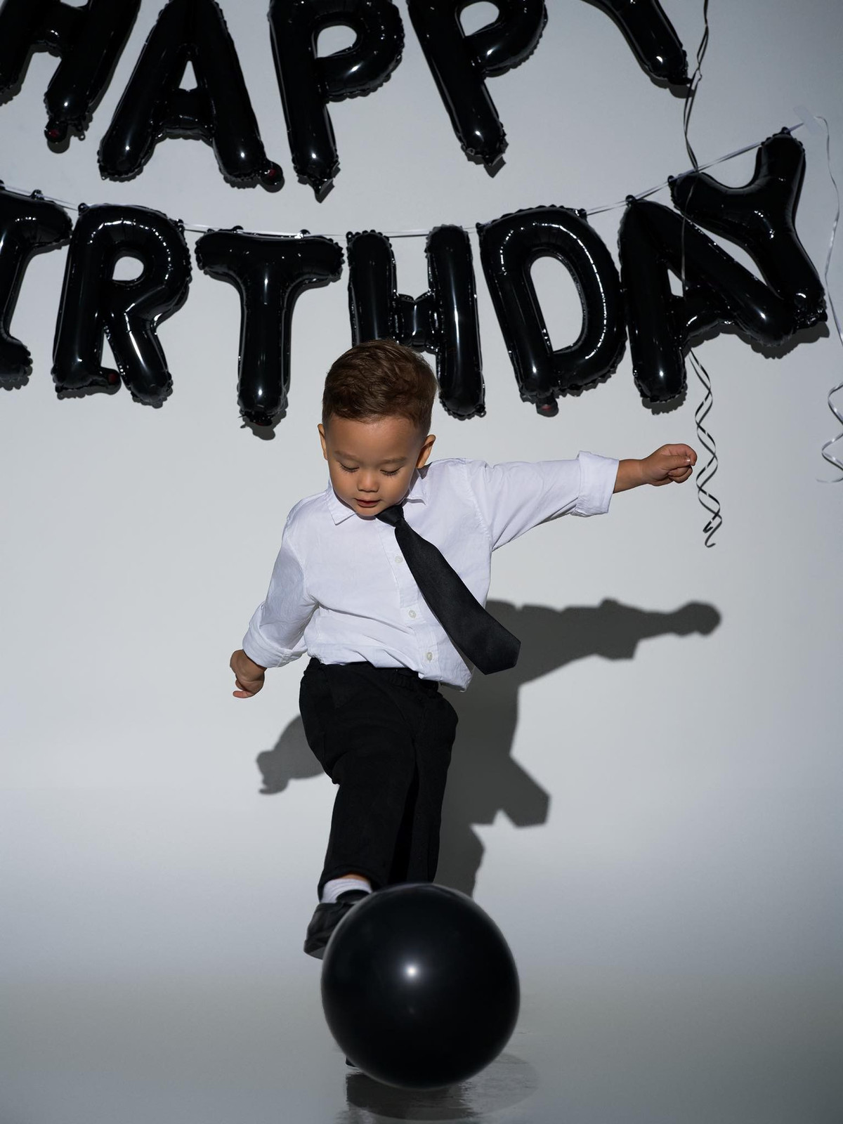 Trong một bức hình, cậu bé lấy bóng bay làm đạo cụ, tạo dáng như cầu thủ chuyên nghiệp. Nhiều người đã bày tỏ cảm giác như nhìn thấy một cầu thủ bóng đá đầy tiềm năng trong tương lai.