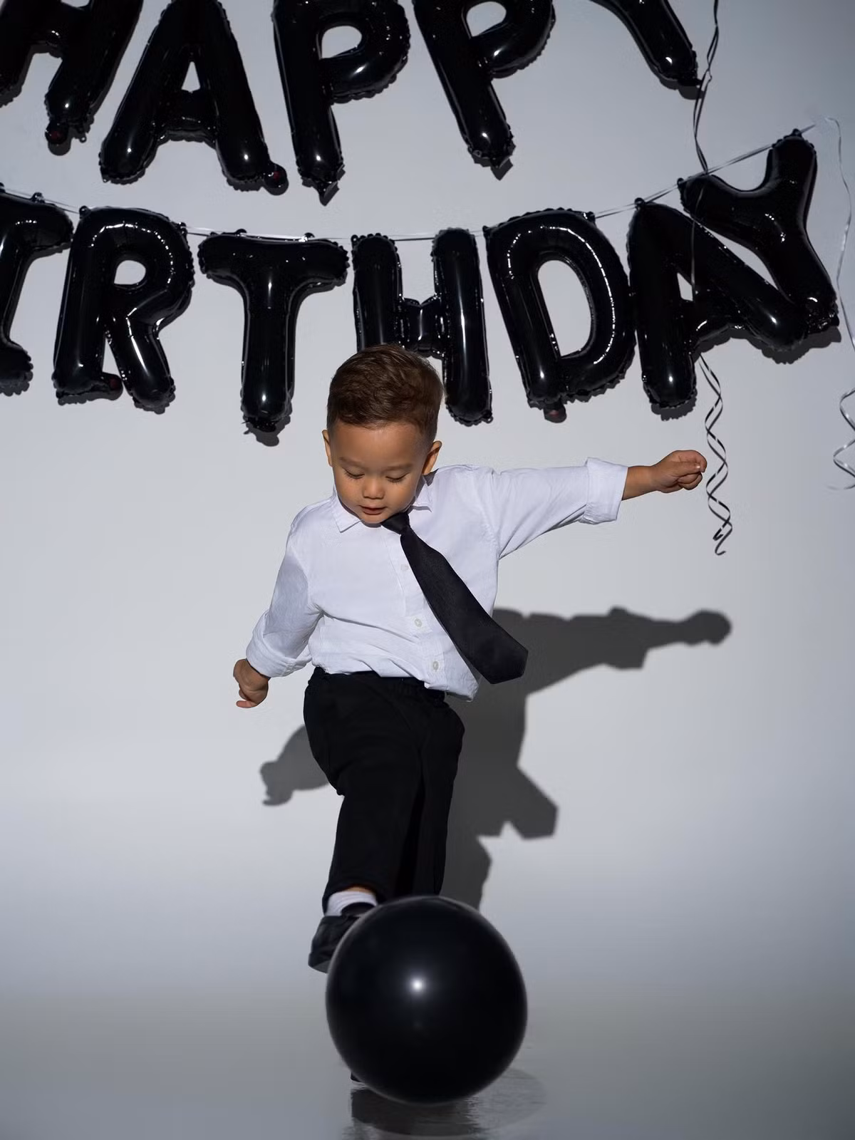 Trong một bức hình, cậu bé lấy bóng bay làm đạo cụ, tạo dáng như cầu thủ chuyên nghiệp. Nhiều người đã bày tỏ cảm giác như nhìn thấy một cầu thủ bóng đá đầy tiềm năng trong tương lai.