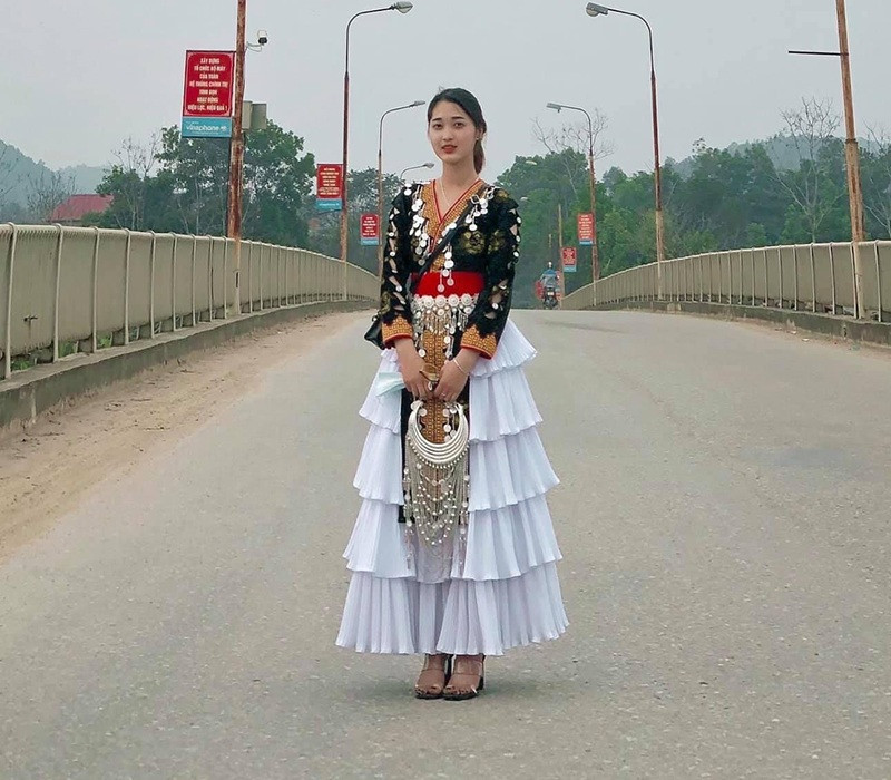 Nhờ đoạn video được viral, cô nàng trở thành Tiktoker có tiếng, cô thường xuyên đăng tải những clip nhảy nhót trong trang phục truyền thống của dân tộc mình.