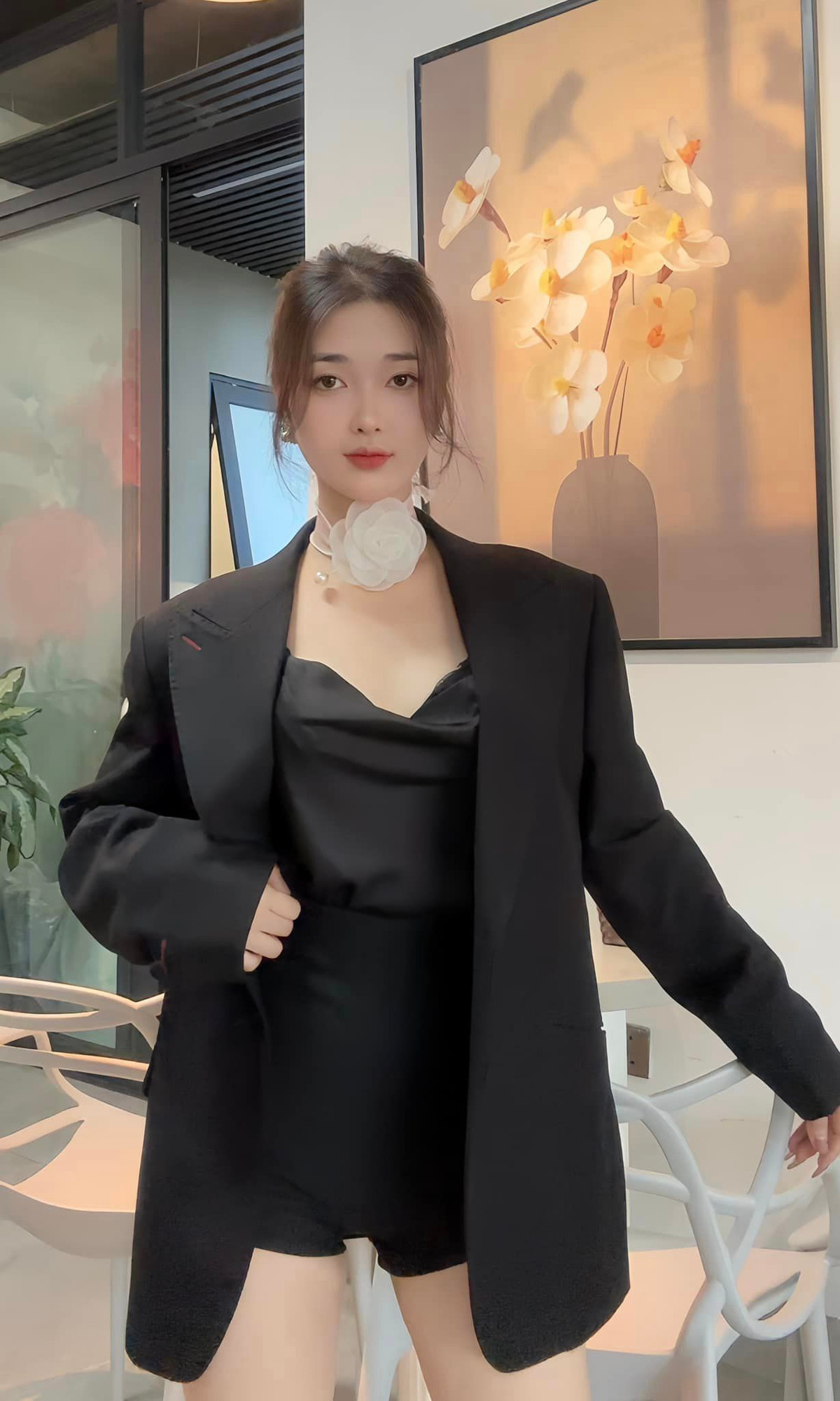 Bên cạnh sắc vóc xinh đẹp, trang phục mà cô nàng diện trong mỗi bức ảnh đăng tải trên mạng xã hội cũng thu hút sự chú ý của dân tình.