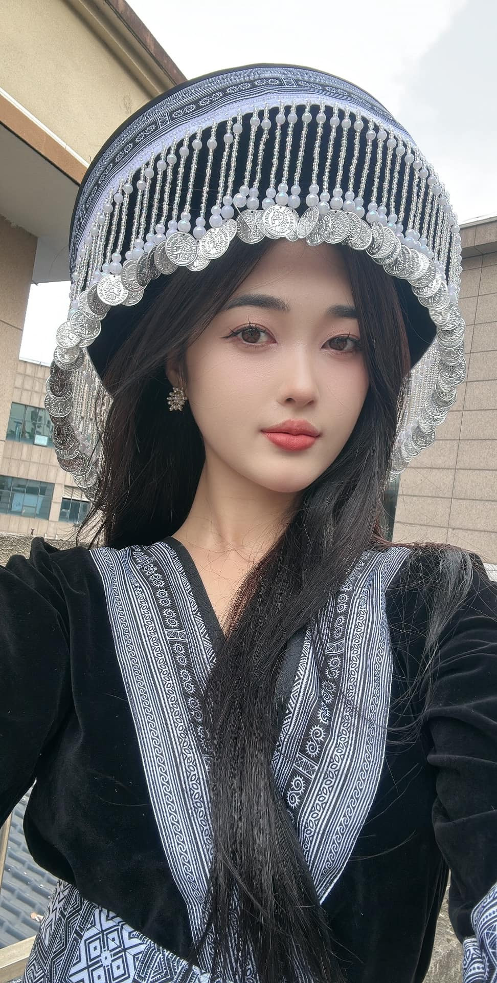 Mỗi bộ trang phục truyền thống với màu sắc và cách trang trí, hoạ tiết đặc sắc khác nhau giúp thiếu nữ miền sơn cước toả sáng.